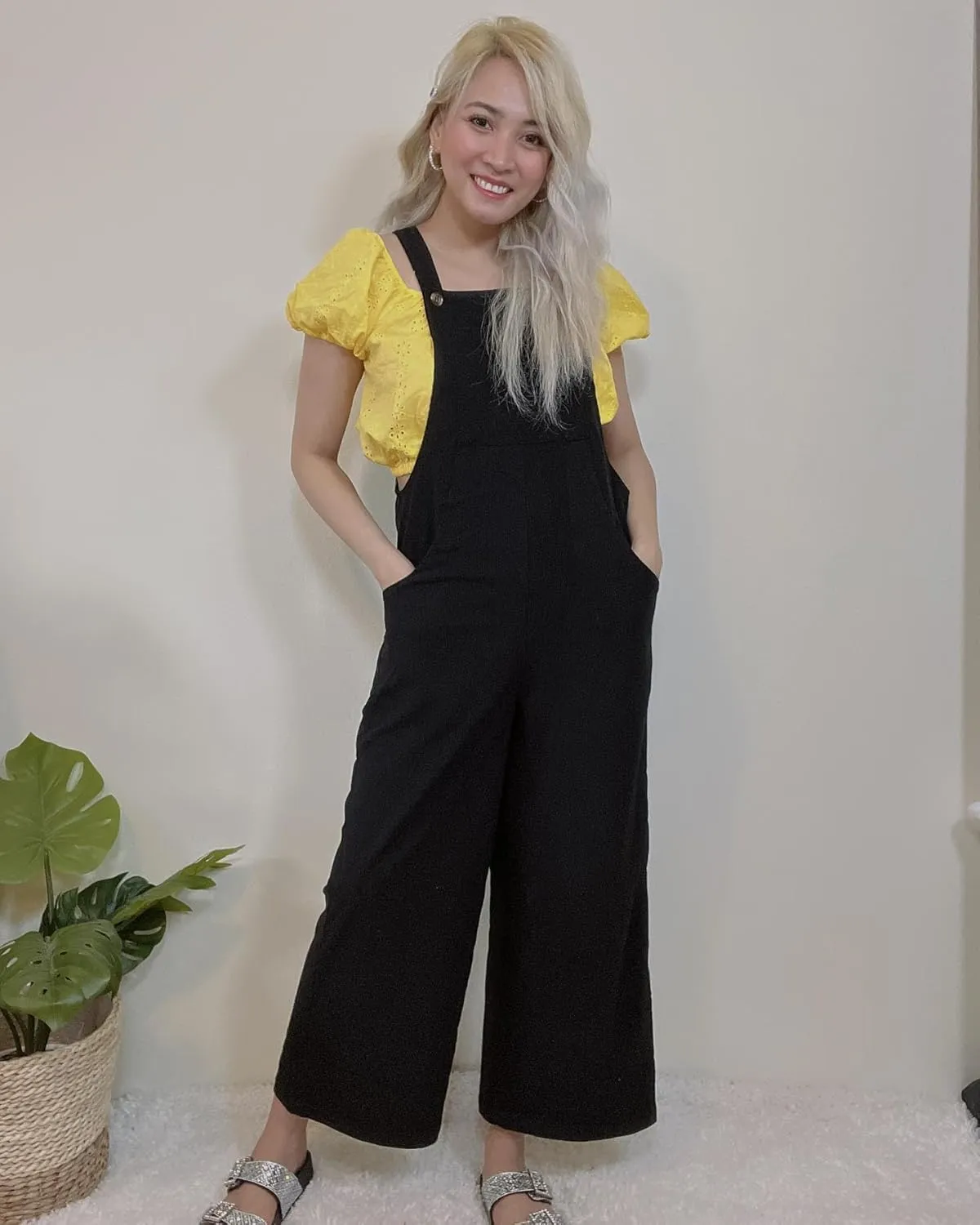 Happy Sailed Women Corduroy Overalls Casual Loose Sleeveless Adjustable Strap Wide Leg Jumpsuits with Pockets